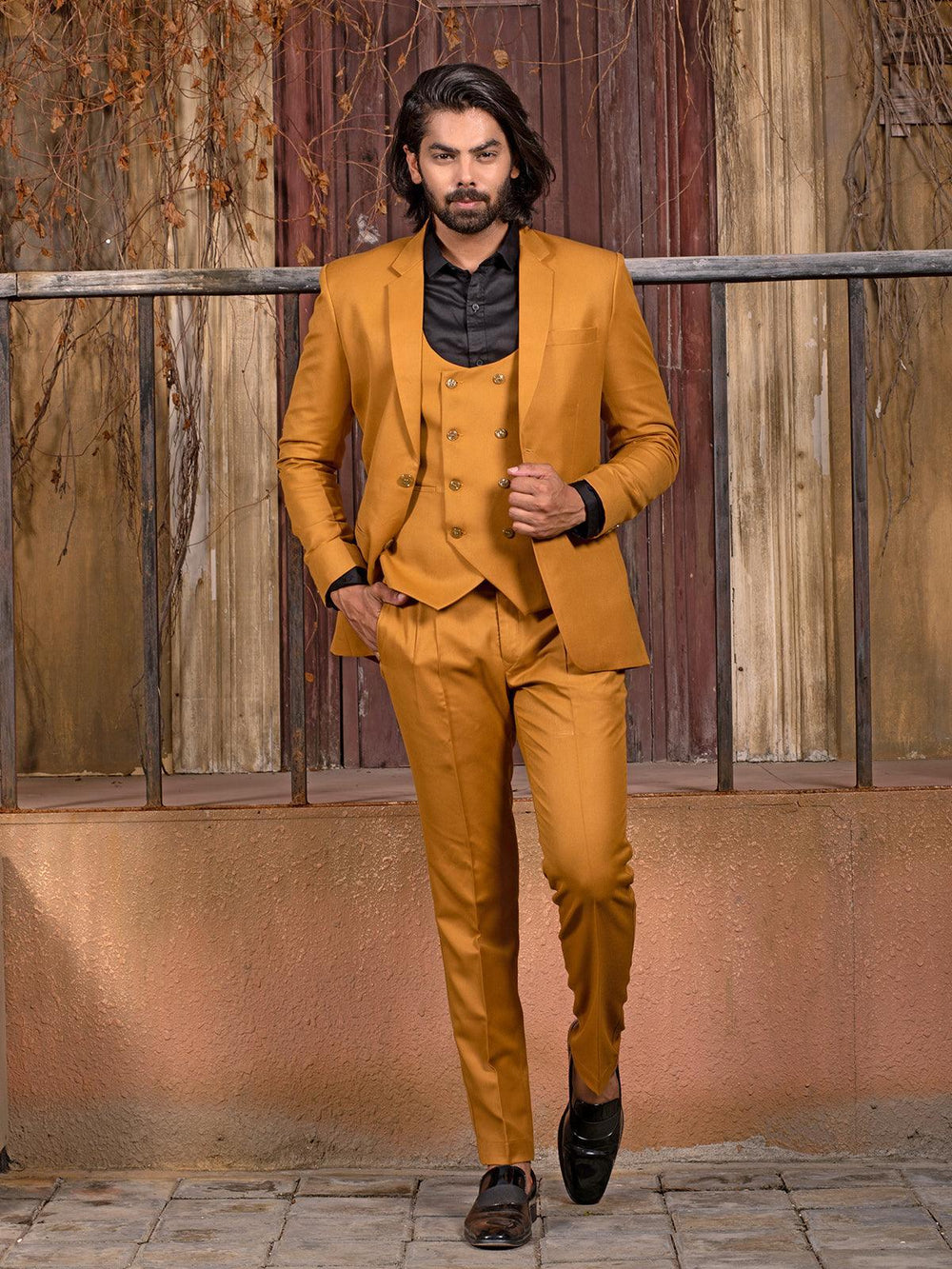 https://vjvnow.com/cdn/shop/articles/styling-tips-to-wear-suits-with-sneakers-like-pro-vjv-now.jpg?v=1721129516&width=1000